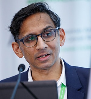 Vinod Balachandran, MD, presenting his study on cancer vaccines at a press conference during the AACR Annual Meeting 2024.