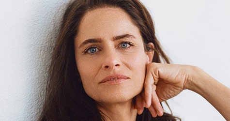 Amanda Peet Discusses Her Lobular Breast Cancer Diagnosis